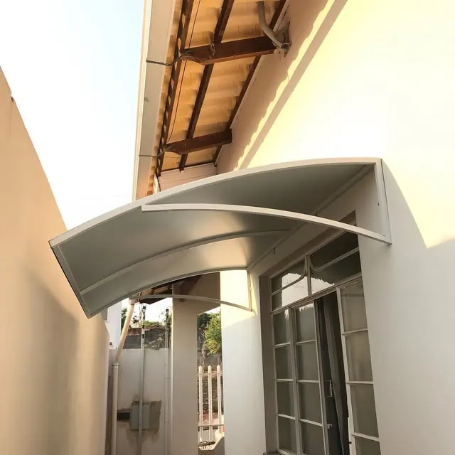 Coberturas em policarbonato — Soluções para corredores, entradas e áreas externas