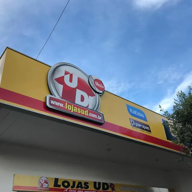 Lojas UD — Identidade visual aplicada à fachada comercial