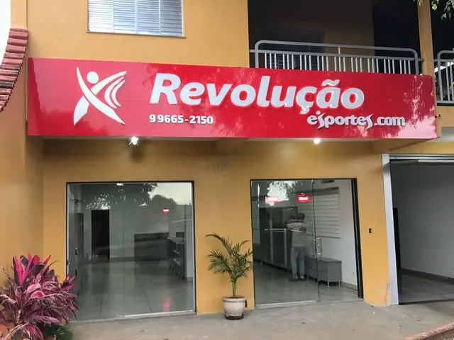 Revolução Esportes — Painel de fachada para loja de artigos esportivos