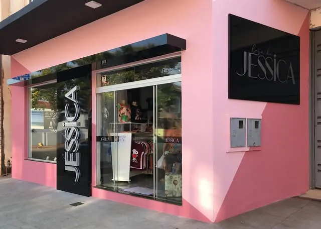 Jéssica · Fachada e vitrine — Letreiro e aplicação da identidade na entrada da loja