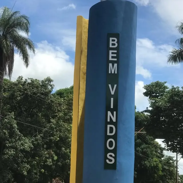 Totem de boas-vindas — Identificação vertical na entrada