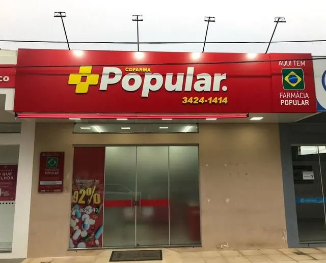 Farmácia Popular — Fachada comercial com identificação e cores da marca