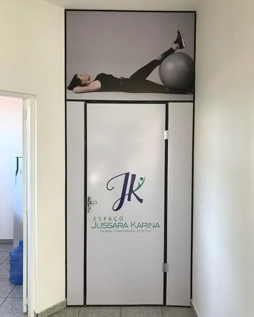 Espaço Jussara Karina — Adesivação de porta e identificação do espaço