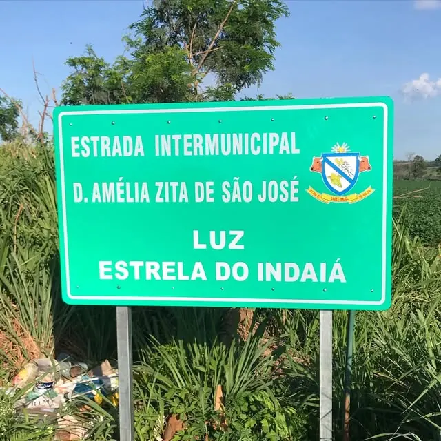 Sinalização de acesso — Placa direcional para orientar o trajeto