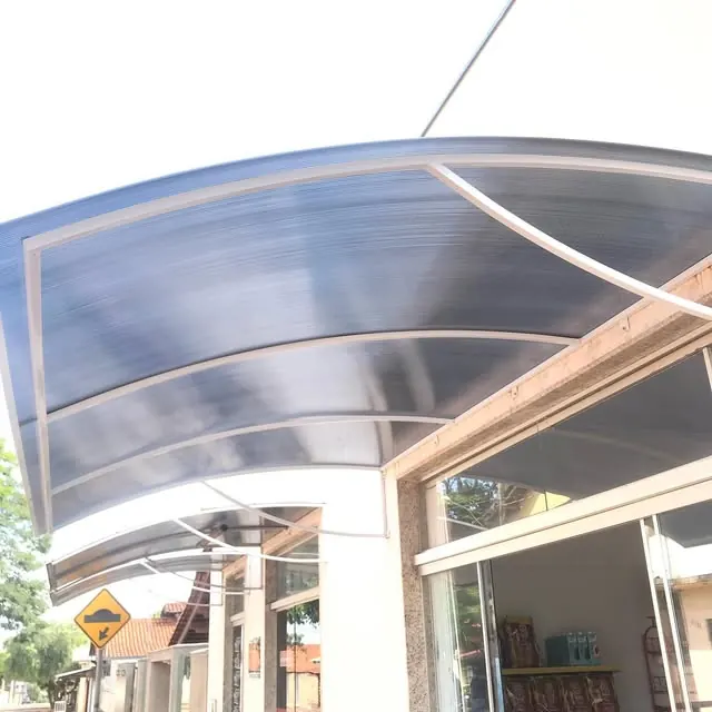 Cobertura para entrada comercial — Toldo em policarbonato sobre a entrada