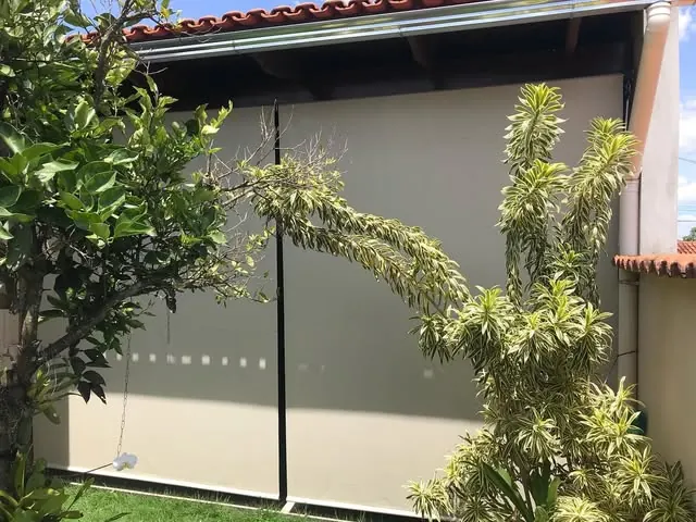 Toldo para varanda e jardim — Proteção lateral para a área externa