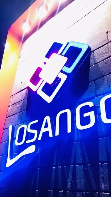Losango — Marca e letreiro iluminado em painel de destaque