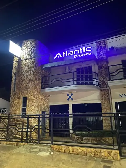 Atlantic Drones — Letreiro luminoso e identificação da fachada