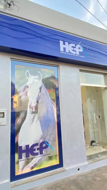 HEP — Haras El Dorado — Comunicação na vitrine e identificação da loja
