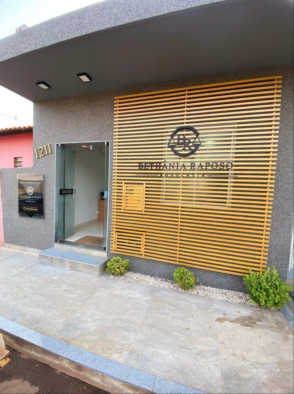 Letreiro em fachada ripada — Identidade aplicada à entrada