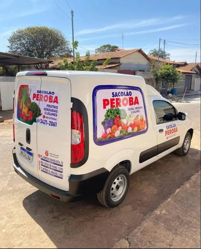 Sacolão Peroba — Aplicação de marca em veículo comercial
