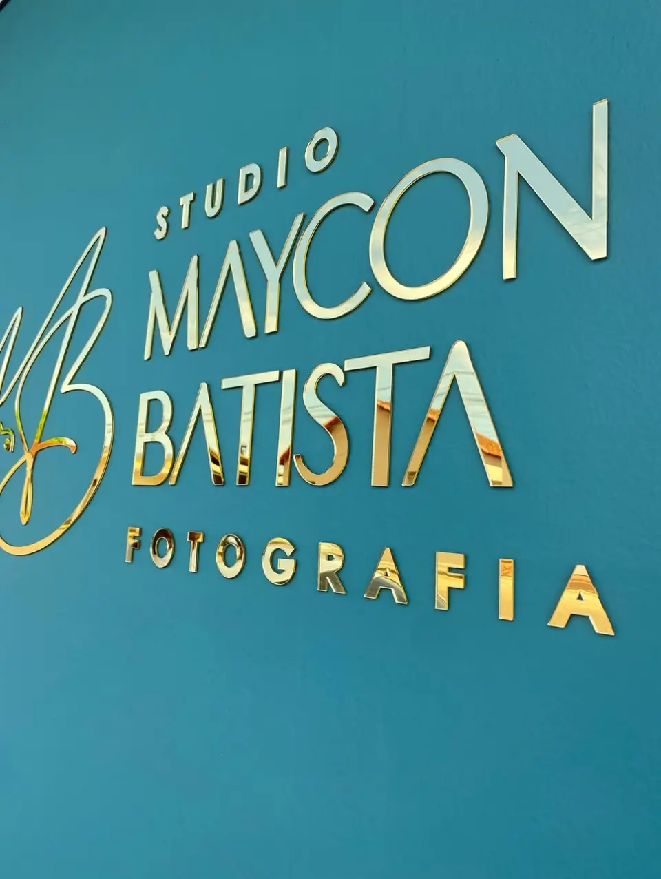 Studio Maycon Batista — Letras douradas na parede