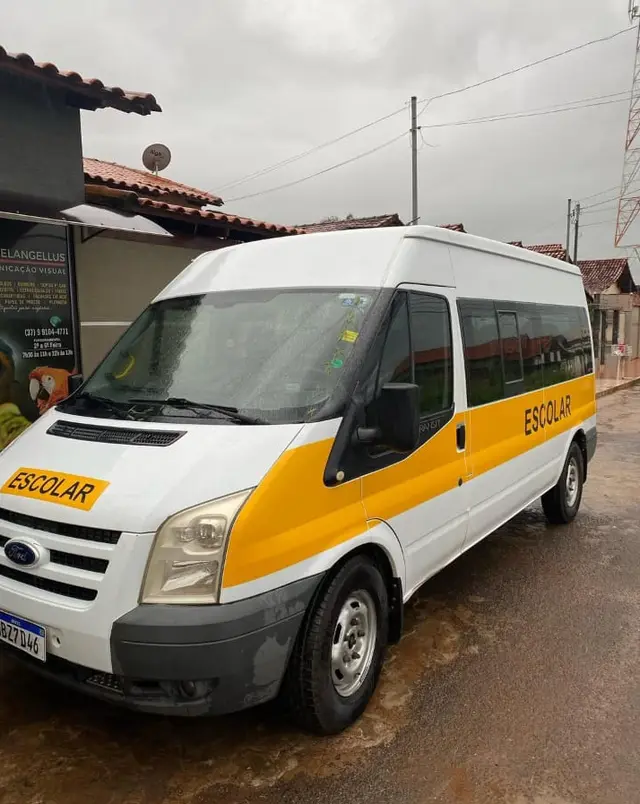 Transporte escolar — Faixas e identificação em vans