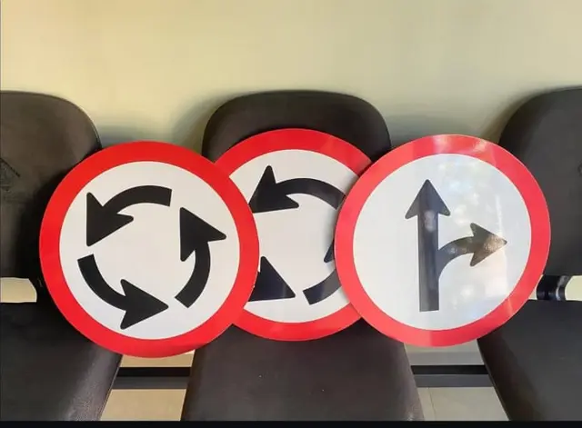 Placas de trânsito — Sinalização viária