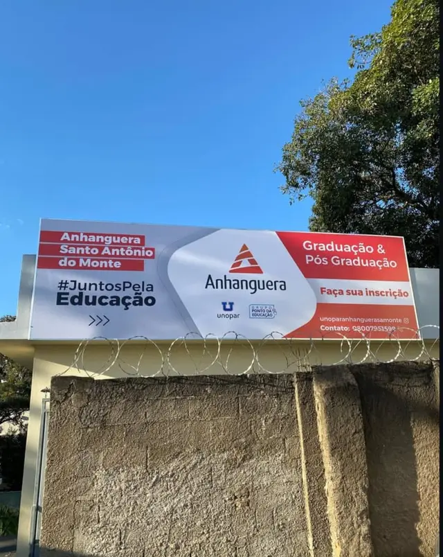 Anhanguera — Painel de divulgação de cursos
