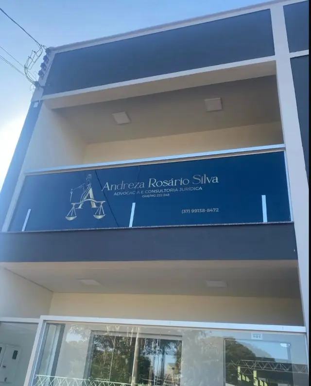 Escritório de advocacia — Letreiro externo e identificação no vidro