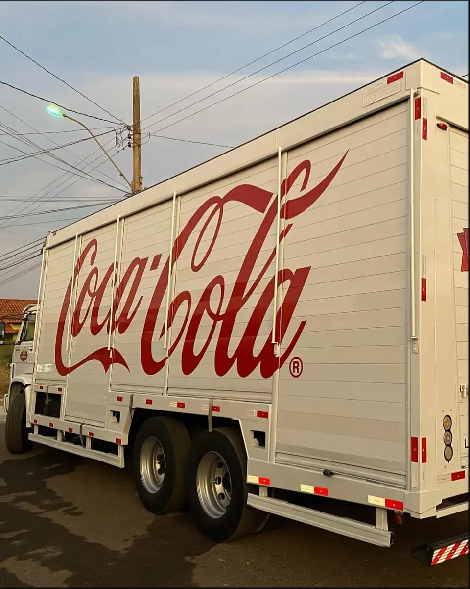 Coca-Cola · Mariana — Comunicação visual em caminhão