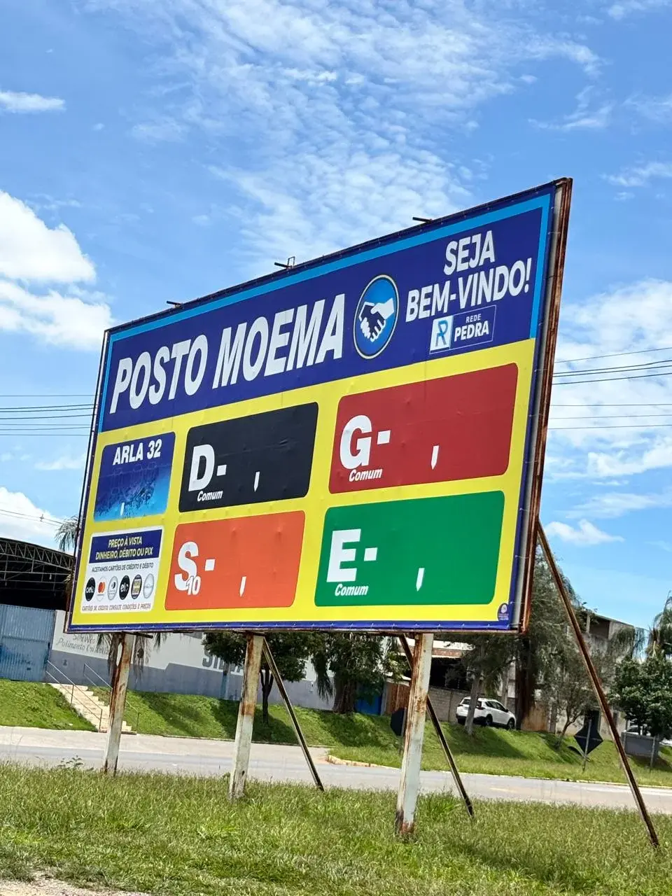 Posto Moema — Painel de preços externo