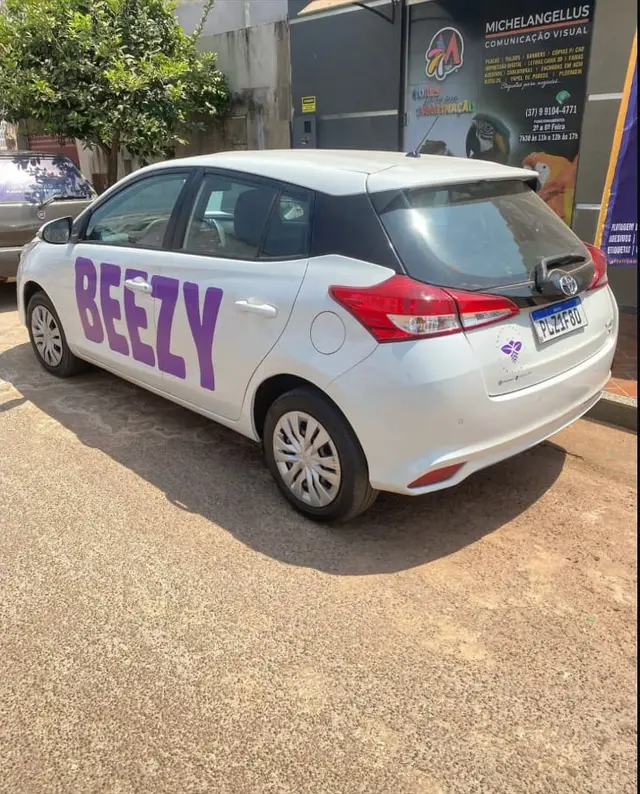 Beezy — Aplicação da marca em automóvel