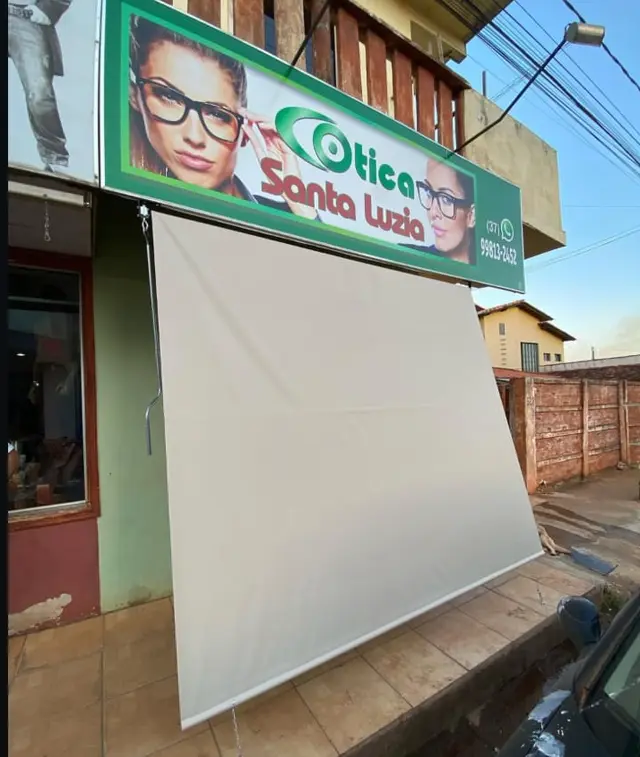 Ótica Santa Lúcia — Toldo retrátil para proteção da vitrine