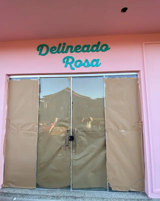 Delineado Rosa — Letras aplicadas na fachada